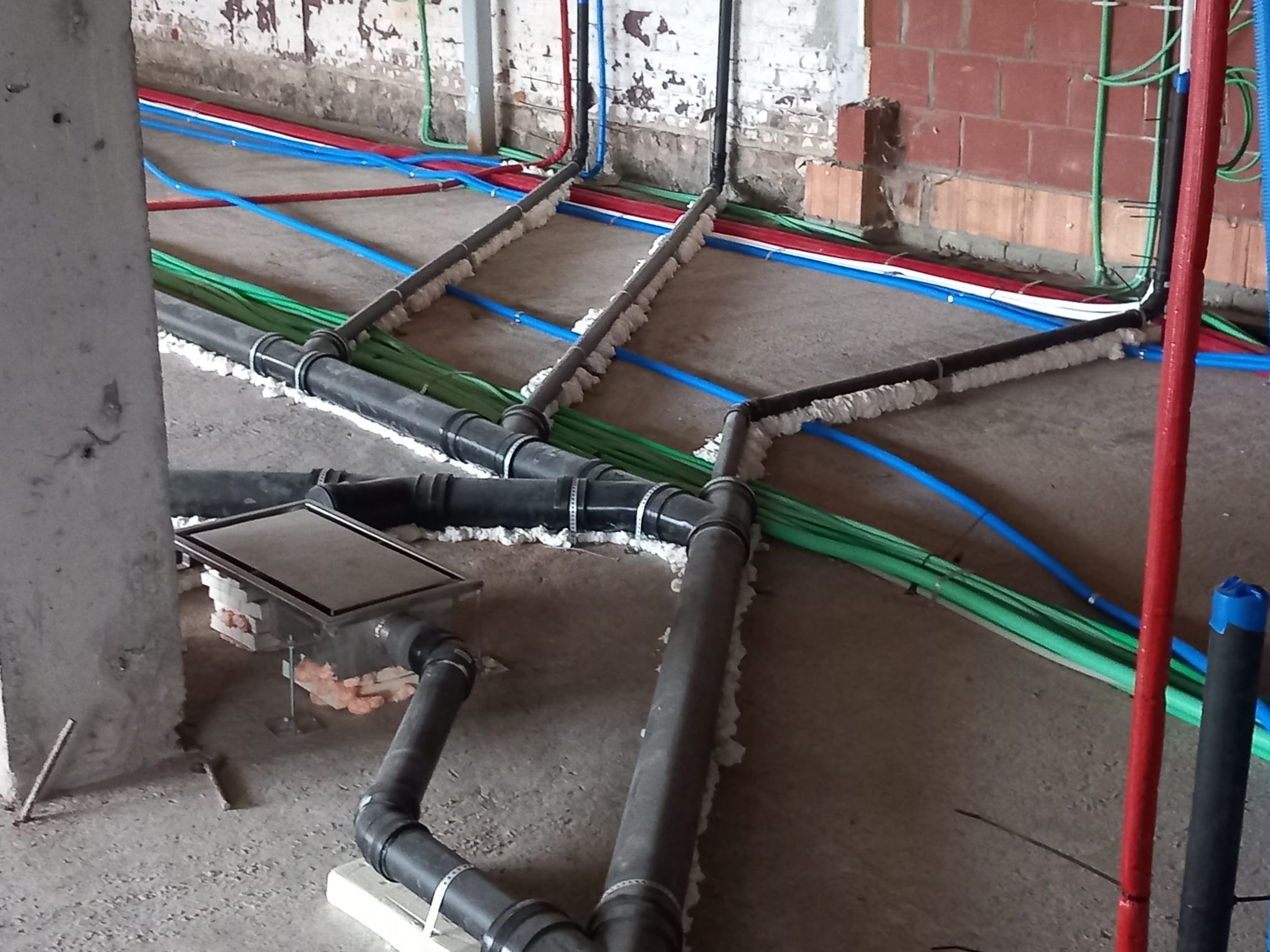Volledige badkamerrenovatie in een rijwoning in het Waregemse centrum.