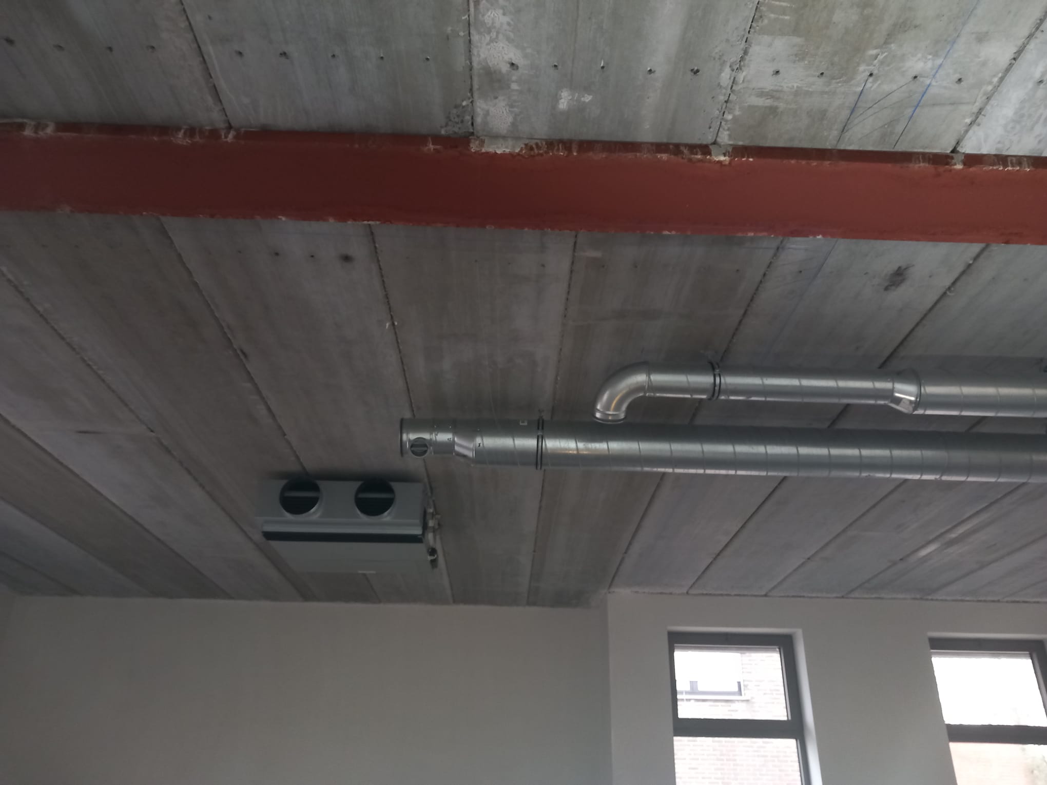 Demontage van een oude eenhandskraan in een renovatieproject in Waregem.