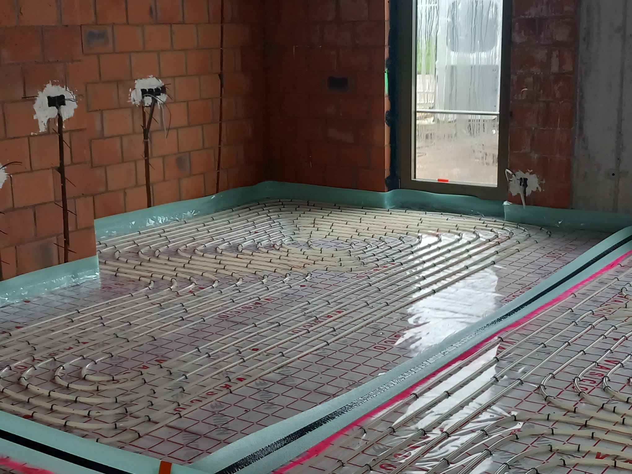 Plaatsing van een dual-flush spoelplaat — eenvoudig retrofit op bestaande reservoirs.
